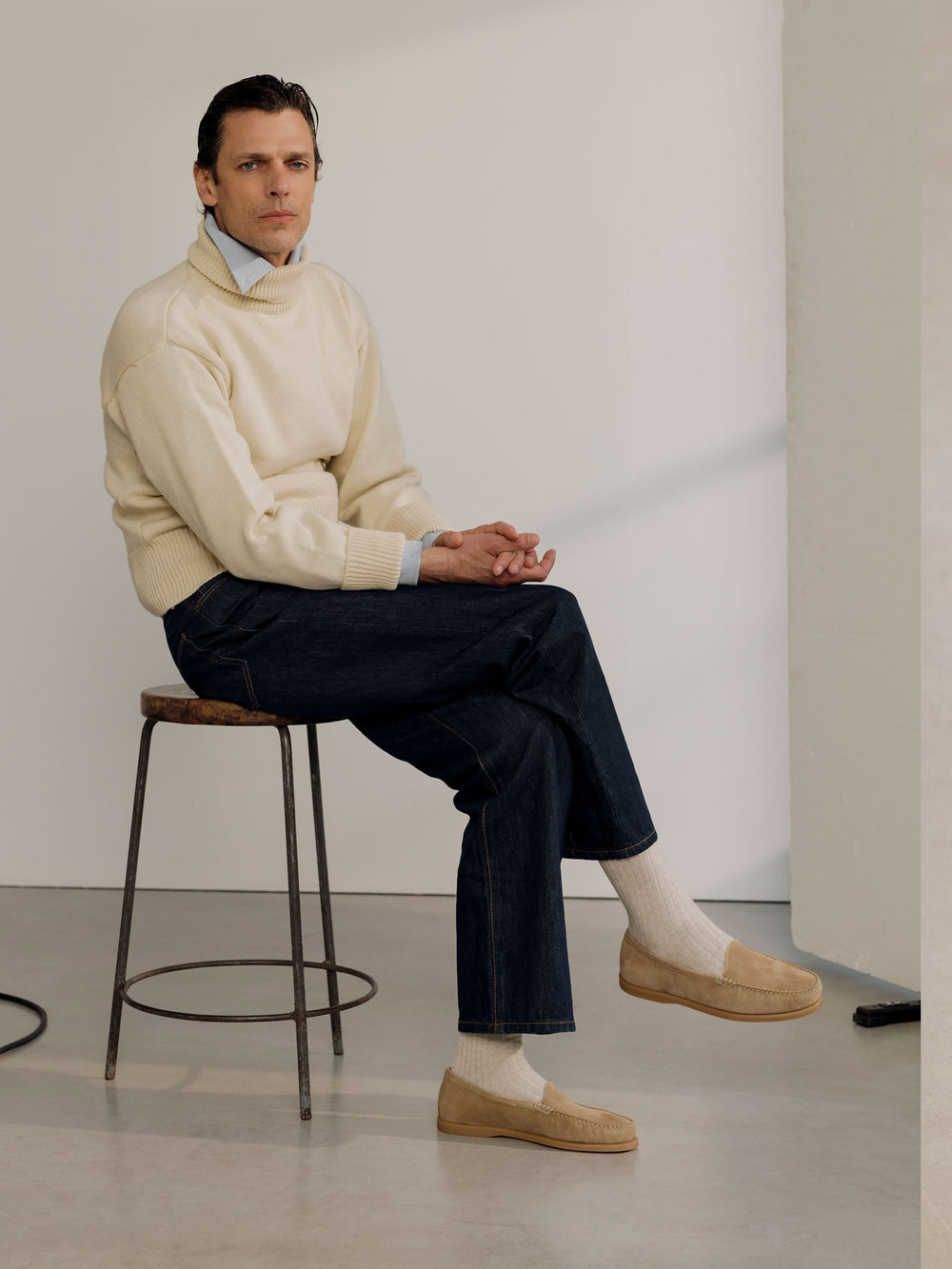 Noble Meridian Venetian Loafer - Sandfarbenes Wildleder — Schlichtes Venetian-Vamp